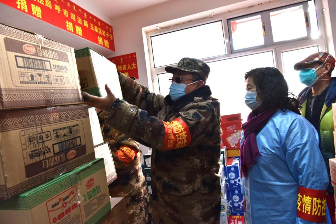 疫情期间女教授展现知识与担当典范