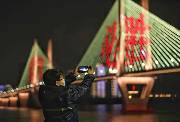 武汉封城时刻，历史性决策与集体记忆的烙印